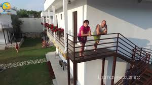 Living, 2 saloane (unul cu o canapea extensibila, tv, sistem audio, 3 dormitoare. La Mare Saturn Mai Aproape De Mare