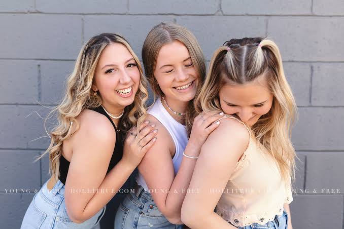 Urban Best Friends Session in Downtown Eugene | Holli True Senior  Photography Blog |
