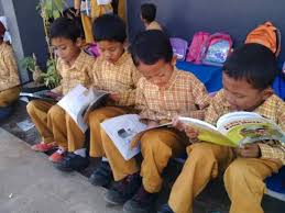 Feb 20, 2021 · gambar orang membaca buku di perpustakaan kartun gambar kartun orang sedang membaca buku oke itulah gambar kartun orang sedang membaca buku kumpulkan minggu ini gambar kartun anak membaca maraknya exsis gambar kartun anak membaca di dunia maya rasanya bukan sesuatu yang negatif tetapi sering foto animasi tersebut mengandung sindiran untuk fenomena yang marak berkembang tetapi nyatanya gambar Menumbuhkan Minat Baca Sejak Dini Dinas Pendidikan Kabupaten Blora