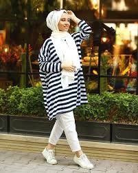 Limage Contient Peut Etre Limage Contient Peut Etre Une Personne Ou Plus Et Bandes T Hijabi Outfits Casual Fashion Hacks Clothes Muslimah Fashion Outfits