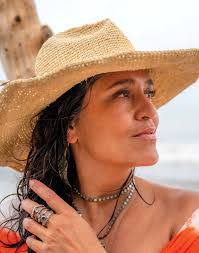 Lori Halliday's Instagram, Twitter & Facebook