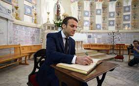 Tapis rouge, ciel bleu et fanfare militaire. Macron Est Arrive En Algerie Pour Une Visite Eclair Le Parisien