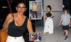 He was interested in shem banbury is the editor of kiwi kids news and is the leader of learning of year 7/8 at aquinas college. Jeff Bezos Girlfriend Lauren Sanchez Has Dinner With Her Sons At Ninja New York Daily Mail Online