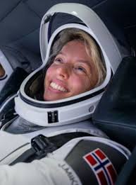 I nær fremtid får vår liksom-romkapsel besøk av en som har flydd i en ekte!  Vi skal snakke med Jannicke Mikkelsen om hvordan hun ble Norges første  astronaut og hvordan det opplevdes