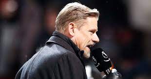 Peter schmeichel (goalkeeper) scores overhead kick in last minute. 7gjwq9jl4mad6m