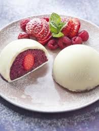 Dome Croquant De Chocolat Blanc A La Mousse De Fruits Rouges Et Coeur De Fraise Recette Mousse De Fruits Rouges Mousse Fruit Recette