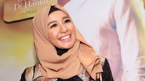 Bella also is a singer together raffi ahmad, chelsea olivia wijaya, dimas beck, and ayushita. Liku Cinta Laudya Cynthia Bella Sebelum Nikahi Engku Emran