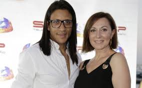 The widower of maria joão abreu, joão soares, marks, this thursday, june 10th, his 47th birthday, but refuses to celebrate it. Maria Joao Abreu Da Beijo Apaixonado A Marido Atriz Da Sic E Surpreendida Em Pleno Concerto Por Joao Soares Nova Gente