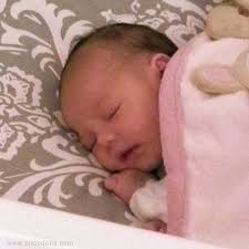 1ª foto da filha bebê de Tila Tequila, Isabella Monroe Nguyen