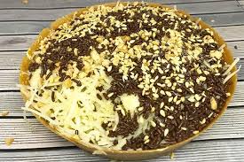 Sweet pizza martabak with toppings of peanuts, chocorice, sesame seeds. Martabak Mini Kacang Coklat Keju Wijen Martabak Borneo