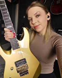 How fancy is this gold LTD M-1 Custom '87 ESP Guitars!? 🤩 As not a big fan  of floyd rose bridges, at first I was a bit sceptical about getting this  guitar,