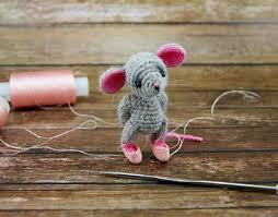 вязаные крючком мыши крысы мышки крыски символ 2020 года Malenkij Myshonok Ot Iriny Chernyavskoj Idei Dlya Vyazaniya Vyazanie Kryuchkom Pokryvalo Uzor Svyazanye Kryuchkom Kukly