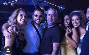 أشعل الفنان أحمد فلوكس وزوجته الفنانة هنا شيحة انستقرام، بصورهما الرومانسية الجديدة في مدينة دبي، لينشرا صورة خطفت الأنظار ودفعت الجمهور للتعليق بقوة. ÙˆØ§Ù„Ø¯ Ù‡Ù†Ø§ Ø´ÙŠØ­Ø© ÙŠÙ†ÙÙŠ Ù„ EtØ¨Ø§Ù„Ø¹Ø±Ø¨ÙŠ Ø§Ø±ØªØ¨Ø§Ø·Ù‡Ø§ Ø¨Ù…Ø­Ù…ÙˆØ¯ Ø´Ø§Ù‡ÙŠÙ† Et Ø¨Ø§Ù„Ø¹Ø±Ø¨ÙŠ