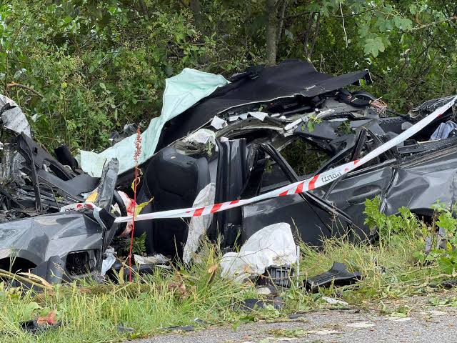Forfærdeligt trafikulykke: Bil i brand