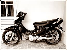 Jun 08, 2021 · selain menangkap heru, polisi juga mengamankan barang bukti satu unit sepeda motor honda scoopy warna merah hitam nomor polisi dh 4754 kr, satu unit handphone merk vivo y12 warna hitam merah serta. Foto Modifikasi Motor Karisma 125 Terbaik Sodo Modifikasi