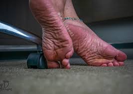 My mature feet by deathgoddess66 goddess maxime 7 6 quick hello from my soles. Labutee On Twitter I M Waiting Yes You To Massage My Feet Work Photo Credits Footboiq Footgoddess Workfeet Prettytoes Toesfetish Wrinkledsoles Feetworship Feetporn Maturefeet Https T Co K9xddvt2ey