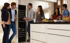 Cave A Vin Multi Usages 2 Temperatures Equipee D Une Porte Vitree Fumee Ideale Pour Conserver Vos Vins Et Les Pre Cave A Vin Encastrable Porte Vitree Cave