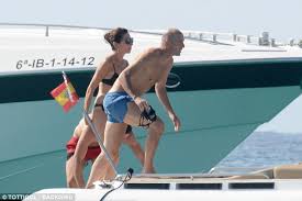 Что нужно знать о зидане: Zinedine Zidane Laps Up The Sunshine On A Luxury Yacht With Wife Veronique In Spain Daily Mail Online