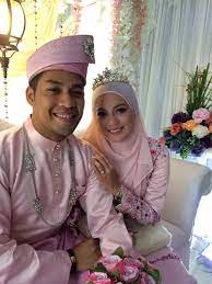 Menurut kamal, beliau berasa kecewa dengan perpisahan ini dan tidak menyangka intan akan meninggalkannya begitu sahaja setelah 6 tahun menyulam cinta. Kamaladi Emma Maembong Dan Kamal Adli Fans Facebook
