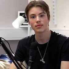 Se Jan-Erik Strömberg berätta om planerna och visa landningsbanan på  Himmeslätta