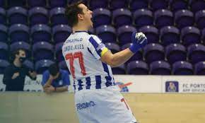 Segue tudo na mesma no campeonato nacional de hóquei em patins, cumpridas que estão seis jornadas, com fc porto, benfica, sporting e oliveirense. Video Goncalo Alves Em Lagrimas Ao Recordar Quintana Maisfutebol
