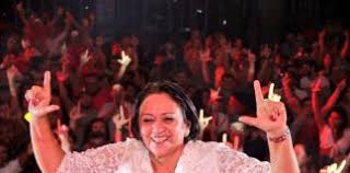 Resultado de imagem para FÁTIMA BEZERRA COM O POVO NAS RUAS