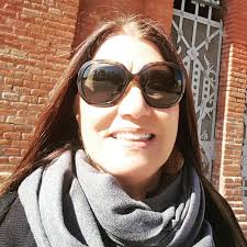 Glória Kalil: "Esses itens podem até estar na moda, mas eu não acho a menor  graça neles. E você? Com que propostas da moda você implica?" Veja: Repost  @gloriakalil Visite o www.50emais.com.br -