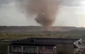 На записи видны упавшие деревья и столбы, разобранные дома, завалы из досок и бревен. Vzwocicjxqdwkm