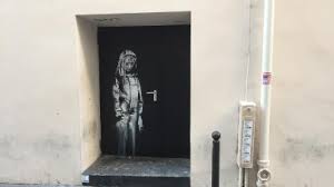 Banksy, der seine identität geheim hält, hat die kunstwerke nicht im banksy hatte seine kritik am umgang frankreichs mit flüchtlingen bereits 2015 in einem kunstwerk. Banksy Kunstwerk Unbekannte Stehlen Tur Des Bataclan Kultur Nordbayern De