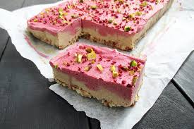 Oft mit vanillecreme gefüllte blätterteig blätter. Nix Backen Mandel Himbeer Schnitten Vegan Glutenfrei Ohne Kristallzucker The Vegan Monster