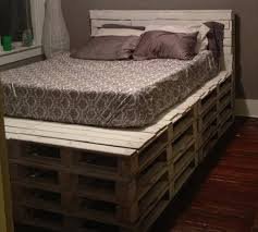 Today on modern builds, we're making a diy queen sized headboard. Diy Queen Size Pallet Bed With Headboard