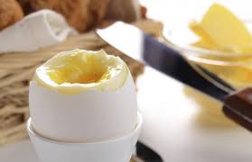Se casca el huevo en un cucharón y se lo coloca, con cuidado, dentro de un recipiente con agua caliente y vinagre. Conoces Las 8 Formas De Cocinar Los Huevos