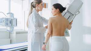 Les femmes âgées de 50 à 69 ans qui effectuent des mammographies tous les deux ans environ réduisent de 40% leur risque de mourir d'un cancer du sein, selon une large synthèse d'études scientifiques coordonnée par l'agence internationale de recherche sur le cancer (iarc). La Mammographie Dans Le Depistage Du Cancer Du Sein Avis D Expert