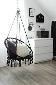 Ein Hangesessel Wird Zum Lieblingsplatz Schwarzweiss Sessel Korbgeflecht Hangend Malm Ikea Living Zimmer Einrichten Ikea Zimmer Schlafzimmer Einrichten