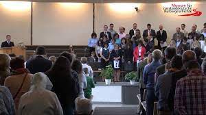 Baptisten tragen die taufe im namen, denn der leitet sich aus dem griechischen wort für „untertauchen ab, und das entspricht der baptistischen taufpraxis. Russlanddeutsche Mennoniten Youtube