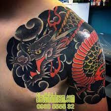 Hình xăm ở ngực đẹp thường là những mẫu hình xăm chữ biểu tượng, hoa, phong thủy, v.v. 101 Hinh XÄƒm Báº¯p Tay Ä'áº¹p Nháº¥t Hinh XÄƒm Tá»« Ngá»±c Qua Vai Ä'áº¹p Nháº¥t Sieu Thá»‹ Hinh XÄƒm Hinh XÄƒm XÄƒm Hinh XÄƒm Nháº­t