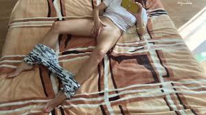 Elle se masturbe en regardant du porno. Lorgasme après le Collège