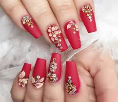 Sin duda, el color rojo es perfecto para cualquier ocasión especial. Ver Unas Acrilicas Basaru Club
