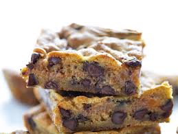 A Layer Of Caramel Sauce Perfectly Sandwiched Between Layers Of The Best Chocolat Chocolate Chip Cookies Oatmeal Chocolate Chip Bars Best Chocolate Chip Cookie