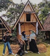 Taman mini indonesia indah merupakan tempat wisata yang berada di jakarta. Harga Tiket Masuk Dan Lokasi Kampung Budaya Sindang Barang Bogor Serunya Berwisata Sambil Belajar Sejarah Daka Tour