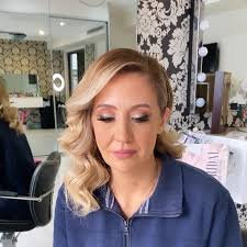 Who else loves that soft shadow wing 🙋🏻‍♀️👌 combined with waves 😍 Hair  & Makeup @Invogueglamour , #IVGmakeup #glowing #glamourmakeup  #effortlesshairstyles @modelrocklashes @anastasiabeverlyhills ...