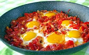 Una ricetta della memoria che evoca bei ricordi e momenti indimenticabili. Uova E Pomodori Alla Calabrese Con Cipolle E Pipeddhu