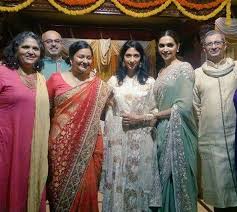 Deepika Padukone With Family Members At A Wedding Deepika Padukone Deepika Ranveer Saree Dress