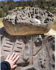 Khối đá Sayhuite, một tảng đá khổng lồ ở Peru, là một trong những hiện vật bí ẩn nhất từ ​​thời cổ đại. Được chạm khắc từ một khối đá duy nhất, dài 11 feet và rộng 7 feet.