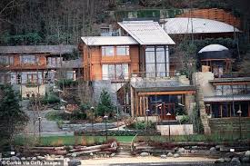 I rimorsi dovuti ai soldi sporchi lo hanno infatti recentemente portato a creare una fondazione di beneficienza detraibile dalle tasse. La Casa Di Bill Gates A Seattle Dago Fotogallery