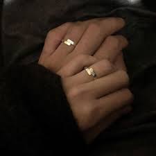 Jika anda bingung memilih cincin tunangan untuk pasangan anda, kami akan sajikan beberapa pasang cincin tunangan yang baik dan cantik dalam artikel ini berikut cara terbaik. Tumblr Couple Hands Ulzzang Couple Korean Couple