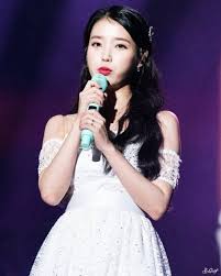 Iu於1993年5月16日生於韓國，自小在首爾長大，與其父母和弟弟住在一起。 iu上小學，家庭經濟狀況惡化 ，父母因為為他人作擔保而欠下了巨債 ，一家人被逼要分開生活，她和弟弟被迫與父母分開居住，與iu的奶奶和表姐在一間公寓中度過了一年多貧困的生活 。 Pin By å²¡éƒ¨ç™¾åˆ On Iu Iu Moon Lovers Moon Lovers Ailee