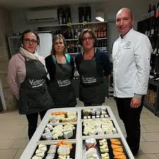 Formation Coupe Emballage Plateaux De Fromages Avec Le Maitre Fromager Gregory Giraudon Maisondufromagefor Poulignysain Avec Images Plateau De Fromage Fromage Emballage