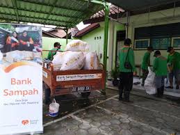 Hal tersebut dilakukan melalui standardisasi transaksi repo, edukasi. Rumah Zakat Berikan Sepatu Boots Bagi Pengurus Bank Sampah Republika Online