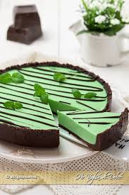 Su una base di biscotti al cacao e burro poggia una cremosa facitura ottenuta unendo panna montata, philadelphia, sciroppo di menta e scaglie di cioccolato fondente. Pin Su Dolci